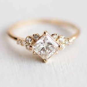 NEW 18K GORGEOUS WHITE SAPPHIRE RING